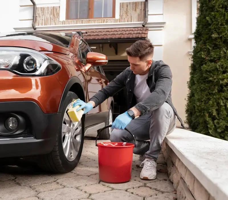 Lavage auto à domicile Saint-Pierre-Quiberon : professionnel intervenant sur un véhicule